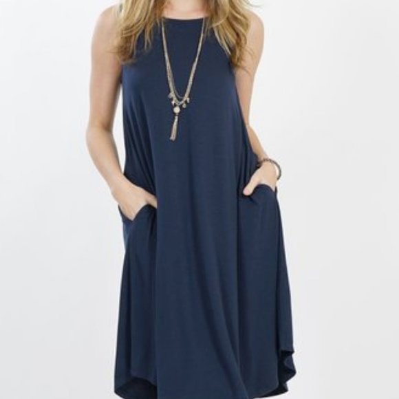 EUC Crewneck Sleeveless Curved-Hem Pocket Dress - Picture 3 of 3